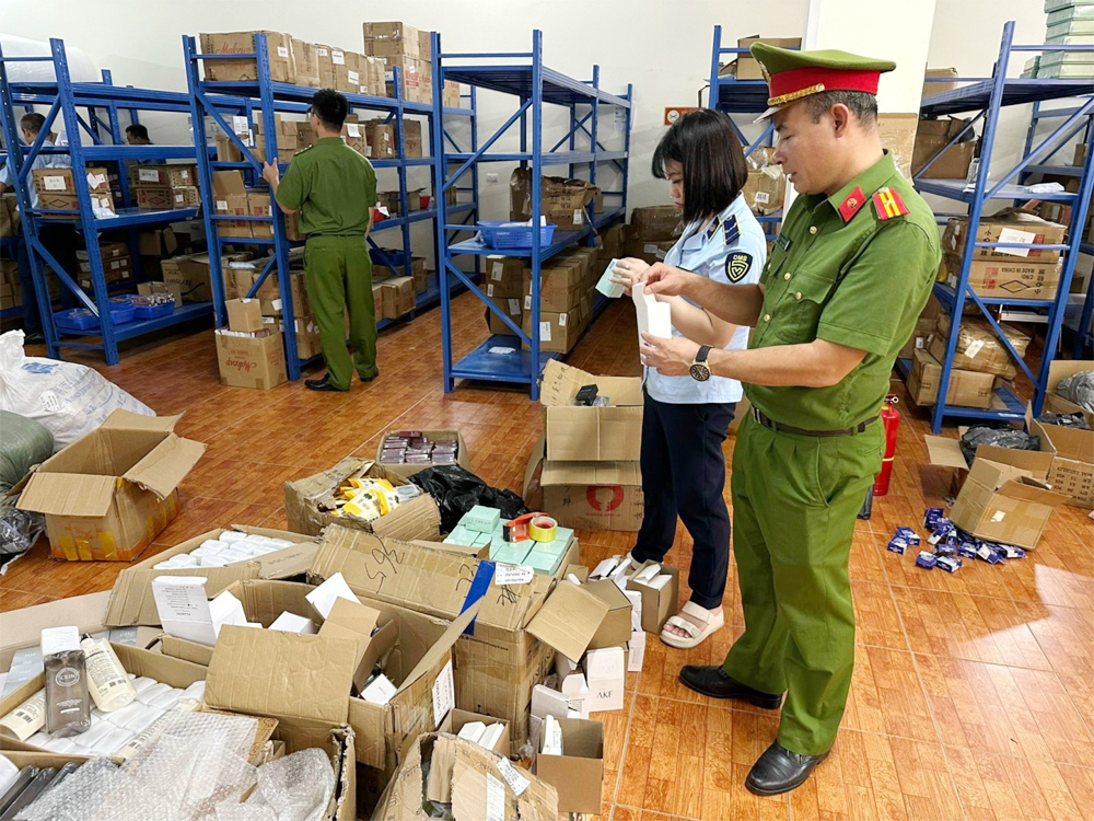 Cơ quan chức năng tiến hành kiểm tra kho hàng.